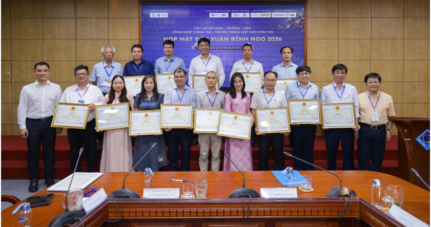 Nữ giảng viên nhà FPT nhận Bằng khen của Hội Tin học Việt Nam